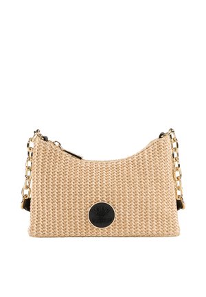 Beige gewobene Handtasche mit geschwungener Form, goldener Kettenriemen und runder schwarzer Logo-Patch. Texturiertes Material mit auffälligen Nähten.