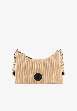 Borsa a tracolla beige intrecciata con forma curvata, tracolla in catena dorata e una patch rotonda nera con logo. Tessuto strutturato con dettagli di cucitura in evidenza.