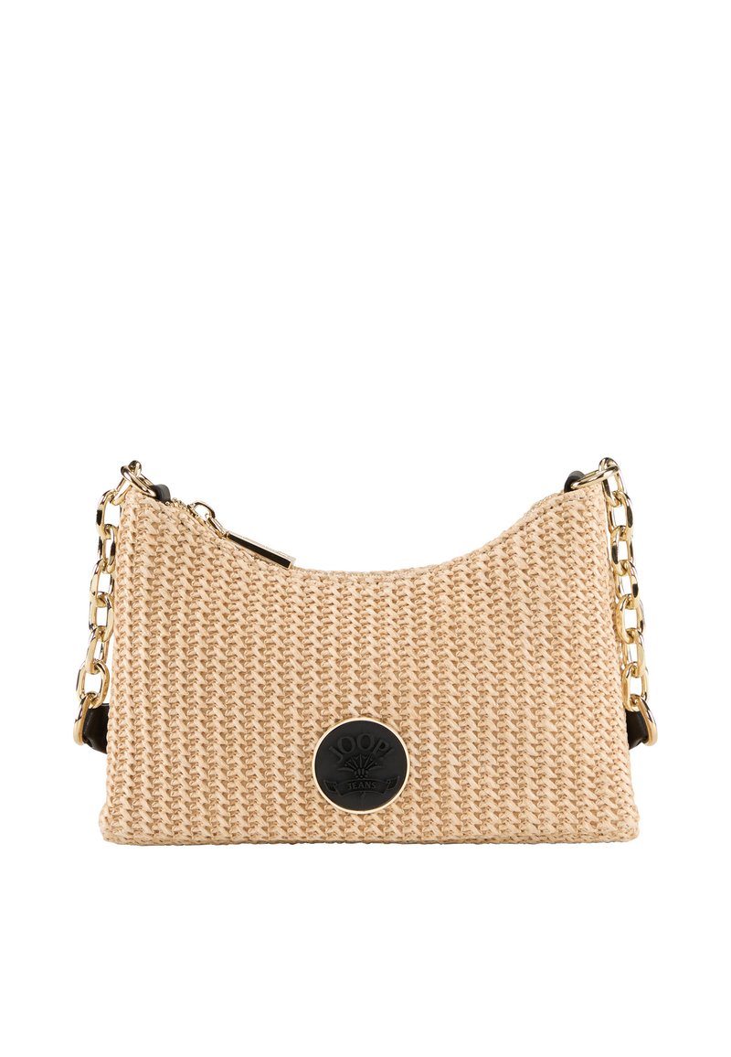 Beżowa pleciona torebka o zakrzywionym kształcie, ze złotym łańcuszkiem i okrągłą czarną naszywką z logo. Teksturowany materiał z wyraźnymi detalami przeszycia.