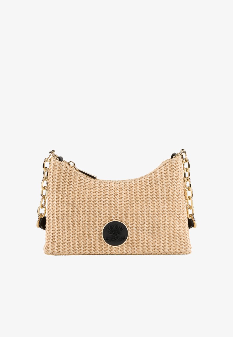 Beige pletená kabelka s zakřiveným tvarem, zlatým řetízkovým popruhem a kulatou černou nášivkou s logem. Texturovaná tkanina s výrazným šitím.