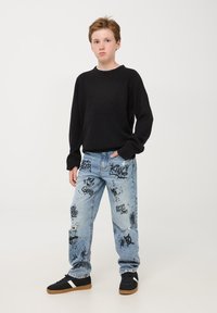 Terranova CON STAMPA GRAFFITI E STRAPPI - Jeans a sigaretta - var blu denim medio