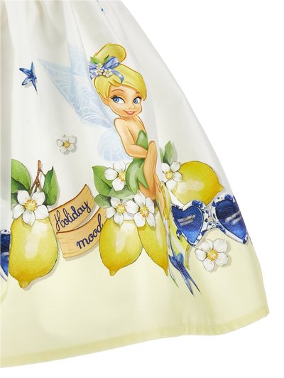 Vila Tinkerbell z modro pentljo sedi med limonami, belimi cvetovi, modrimi očali v obliki srca in tablico z napisom "Počitniško razpoloženje" na tkanini.