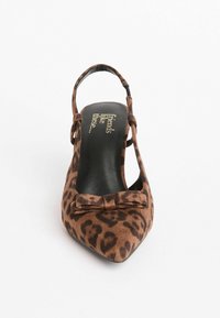 Čevlji s slingback leopardskim vzorcem s koničastim nosom, iz semiša, s pentljo na sprednji strani, in črno notranjostjo.