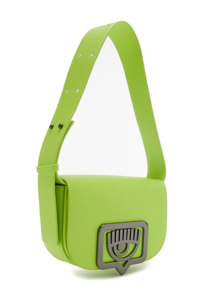 Sac bandoulière en similicuir vert de forme arrondie, avec une grande fermeture métallique en forme d'œil et une sangle réglable.