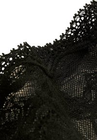 Zwarte kantstof met ingewikkelde bloempatronen, met een zachte textuur en delicate, gegolfde randen.