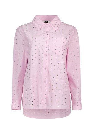 Lichtroze overhemd met lange mouwen, knopen, een puntige kraag en verspreide kleine zilveren studs, met een borstzak aan de linkerkant.