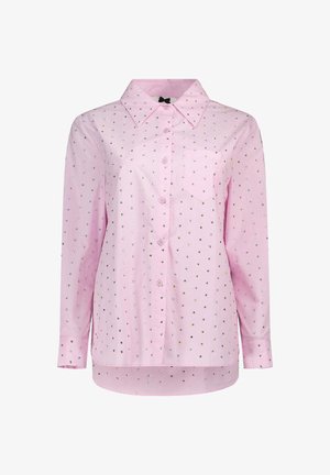 Lichtroze overhemd met lange mouwen, knopen, een puntige kraag en verspreide kleine zilveren studs, met een borstzak aan de linkerkant.