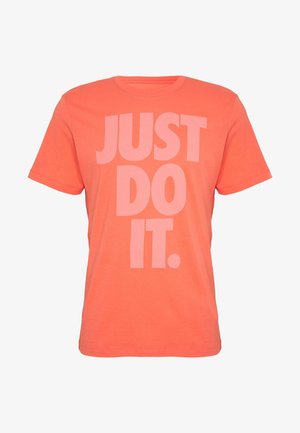 Tričko s krátkým rukávem v jasně korálové barvě, se velkým světle růžovým grafikou "JUST DO IT." na přední straně, vyrobené z měkké bavlny.