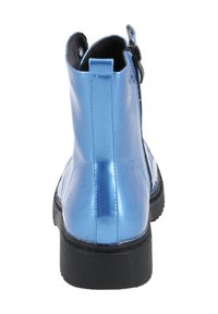 Botines de charol azul con textura suave, punta redonda y suela de goma negra. Presentan un detalle de cremallera y una lengüeta en la parte posterior.