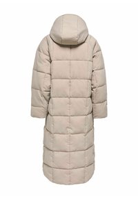 Vadderad beige kappa med huva och boxig design. Den har en quiltad textur med stora horisontella sektioner. Lång, ledig passform.