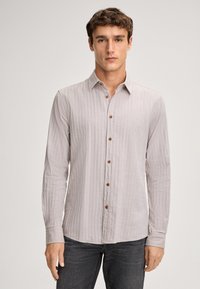 Camicia a maniche lunghe grigio chiaro con un design a coste testurizzato, colletto button-down e bottoni marroni lungo la patta frontale.