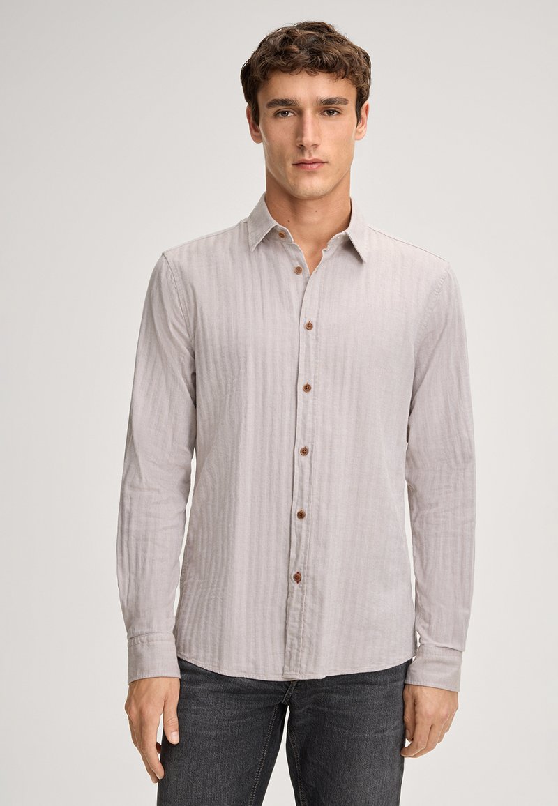Camicia a maniche lunghe grigio chiaro con un design a coste testurizzato, colletto button-down e bottoni marroni lungo la patta frontale.