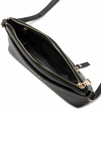 Borsa a tracolla in pelle nera con superficie texture, zip in oro e un ampio interno. Dotata di una tracolla removibile per una maggiore versatilità.