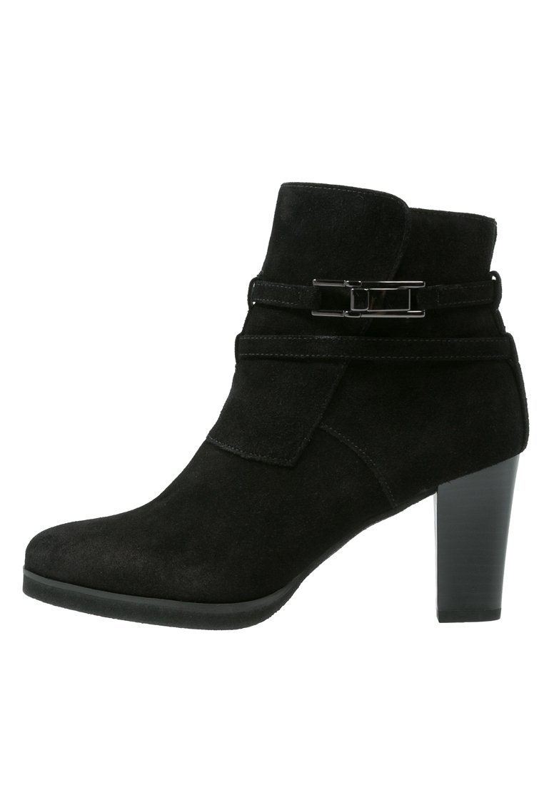 Bottine en suède noir avec un accent de boucle sur le côté, talon haut et bout arrondi. Possède une texture lisse et un design ajusté.