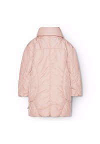 Ljusrosa pufferjacka med hög krage, korta ärmar och diagonalt quiltat mönster. Mjuk, slät textur med rundad nederkant och kanter.