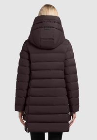 Cappotto imbottito viola scuro con cappuccio, caratterizzato da sezioni trapuntate, un design elegante e dettagli con zip ai polsini. Vista da dietro.