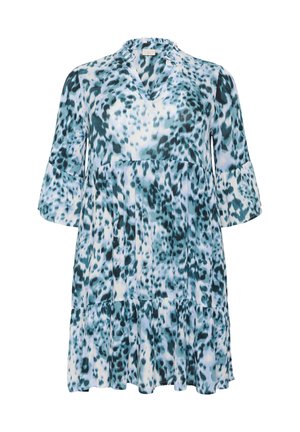 Lekka, niebiesko-biała sukienka z dekoltem w serek, rozkloszowanymi półrękawami i falbanistym dołem z wzorem w panterkę.