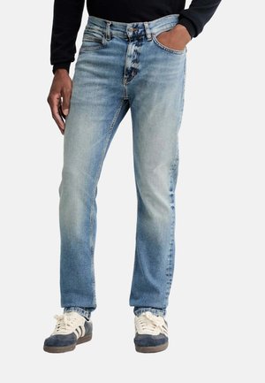 Vaqueros de denim azul claro con un diseño de pierna recta, textura sutilmente desvanecida y estilo de cinco bolsillos. Cerrados con un botón metálico y cremallera.