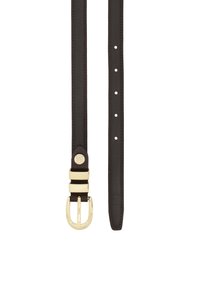 Bruine leren riem met een gladde textuur, goudkleurige gespen en vier verstelgaten. Heeft donkere stiksels en een ronde logo aan het ene uiteinde.