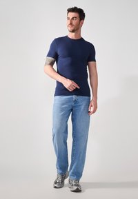 Pier One - 3 PACK BASIC MUSCLE FIT T SHIRT - Pamata T-krekls - true black,bright white,navy blazer Miniatūras attēls 1