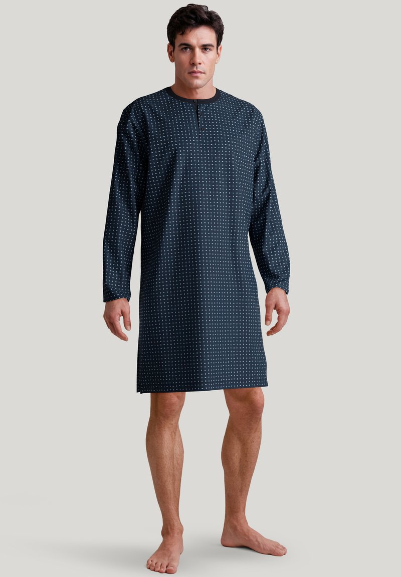 Camicia da notte lunga a maniche lunghe di colore blu scuro con piccoli motivi geometrici bianchi, scollo rotondo e taglio dritto, realizzata in tessuto leggero.