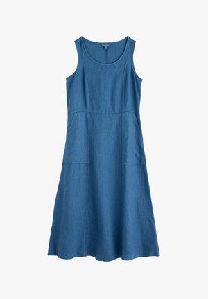 Denim ruha, ujjatlan, kerek nyakkivágással. Oldalsó zsebekkel rendelkezik, bővülő sziluettje van, és egyszínű kék színű, sima textúrával.