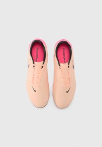 Nike Phantom futbolo bateliai, šviesiai rožinė medžiaga, juodi akcentai, lygus paviršius, apvalus pirštas, ryškiai pažymėtas prekės ženklas, paminkštinta rožinė vid padėklė.