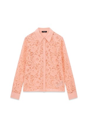 Blusa de encaje color melocotón con manga larga, estampado floral, cuello sólido, tapeta de botones y puños, colocada plana sobre un fondo blanco.