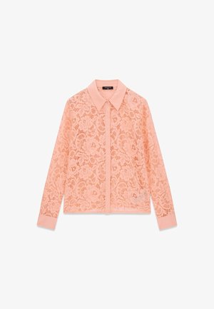 Pfirsichfarbene Spitzenbluse mit langen Ärmeln, floralem Muster, einfarbigem Kragen, Knopfleiste und Manschetten, flach auf weißem Hintergrund gelegt.