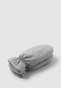 Pikowane szare rękawiczki z elastycznymi mankietami, o gładkiej fakturze materiału i eleganckim, zaokrąglonym kształcie, idealne na zimną pogodę.