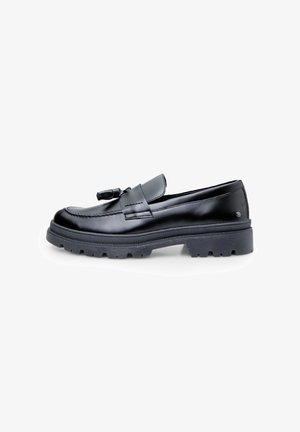 Melni ādas loafers ar zemu griezumu, teksturētu mokasīnu purngalu un masīvu gumijas zoli, kas aprīkota ar saķeres rakstiem un dekoratīvo aparatūru.