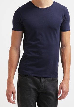 Marineblaues Rundhals-T-Shirt aus weicher Baumwolle, taillierte Passform mit kurzen Ärmeln, glatte Textur, minimalistischer Stil, keine sichtbaren Muster oder Akzente.