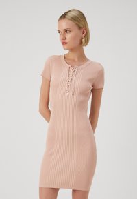Guess SELENE  - Haljina s naramenicama - pale sand