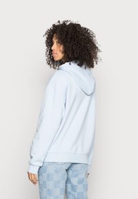 Monki Sweatshirt com capuz - light blue