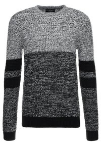 Gebreide trui met een gestructureerd ontwerp met grijze en zwarte strepen, ronde halslijn en contrasterende zwarte accenten op de mouwen.