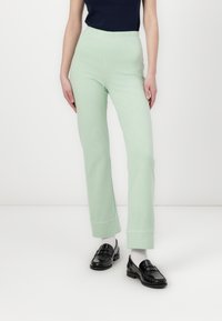 Μέντα πράσινα, εφαρμοστά κολάν με φαρδύ λάστιχο στη μέση και ίσιες γραμμές. Διαθέτουν ριμπ μανσέτες και μαλακό, ελαφρύ ύφασμα.