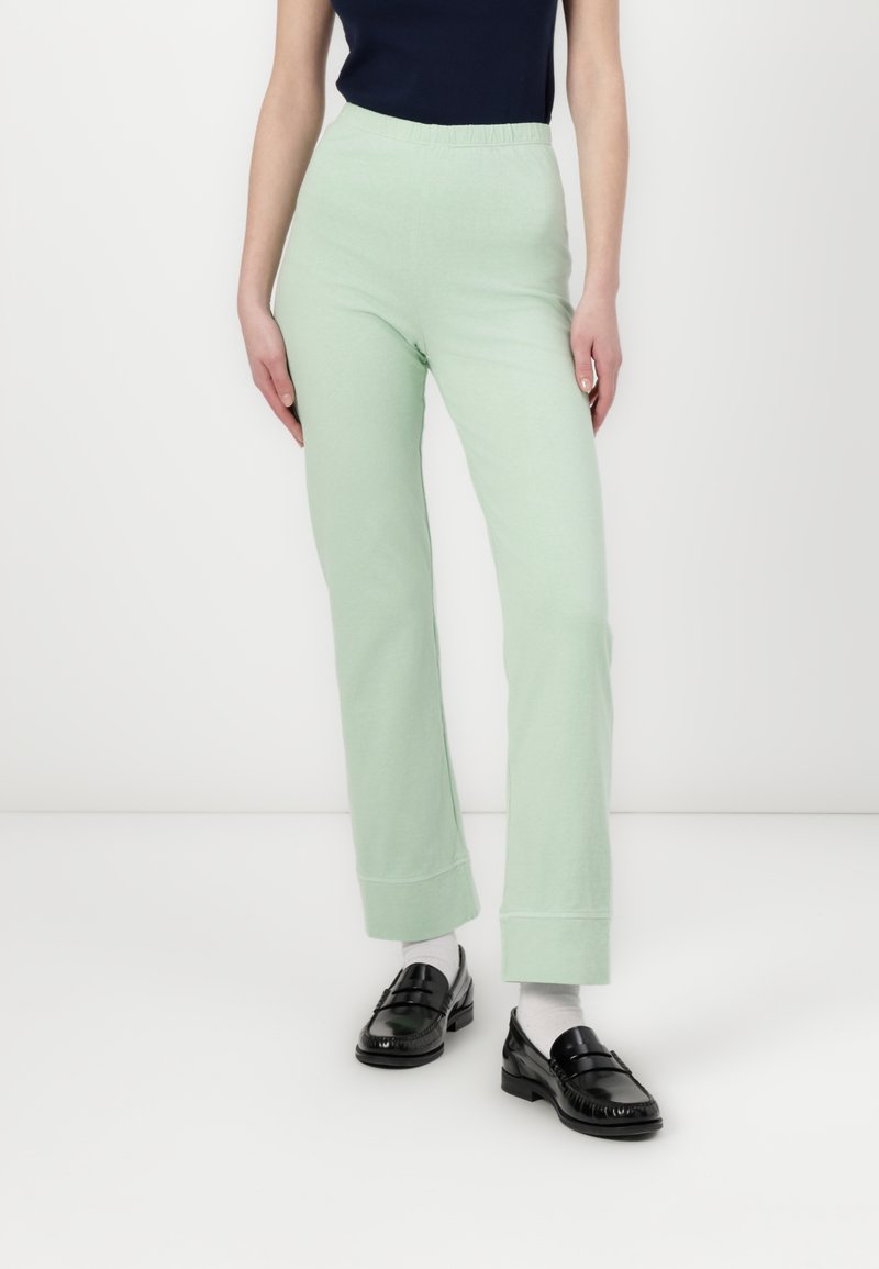 Μέντα πράσινα, εφαρμοστά κολάν με φαρδύ λάστιχο στη μέση και ίσιες γραμμές. Διαθέτουν ριμπ μανσέτες και μαλακό, ελαφρύ ύφασμα.