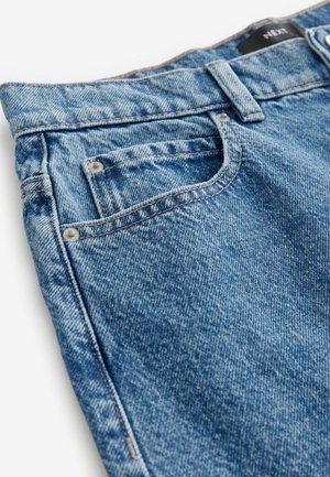 Leren spijkerbroek in lichtblauw met subtiele vervaging. Voorzien van een voorzak, riemlussen en koperen stiksels langs de naden.