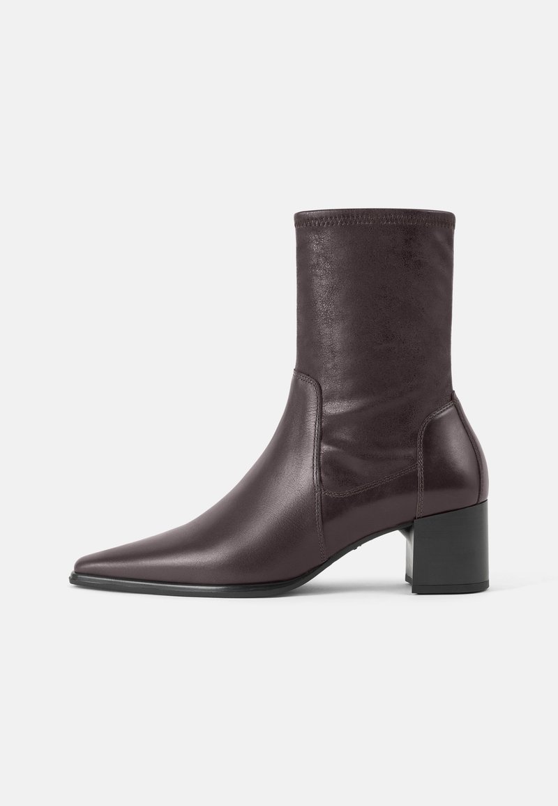 Botte en cuir brun foncé mi-mollet avec un bout pointu et un talon bloc, finition lisse, et détails de coutures le long des côtés.