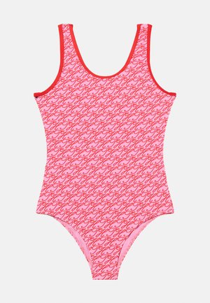 Ροζ ολόσωμο μαγιό με μοτίβο μονόγραμμα σε κόκκινο χρώμα και κόκκινη επένδυση κατά μήκος της λαιμόκοψης και των ανοικτών πλευρών των μανικιών.