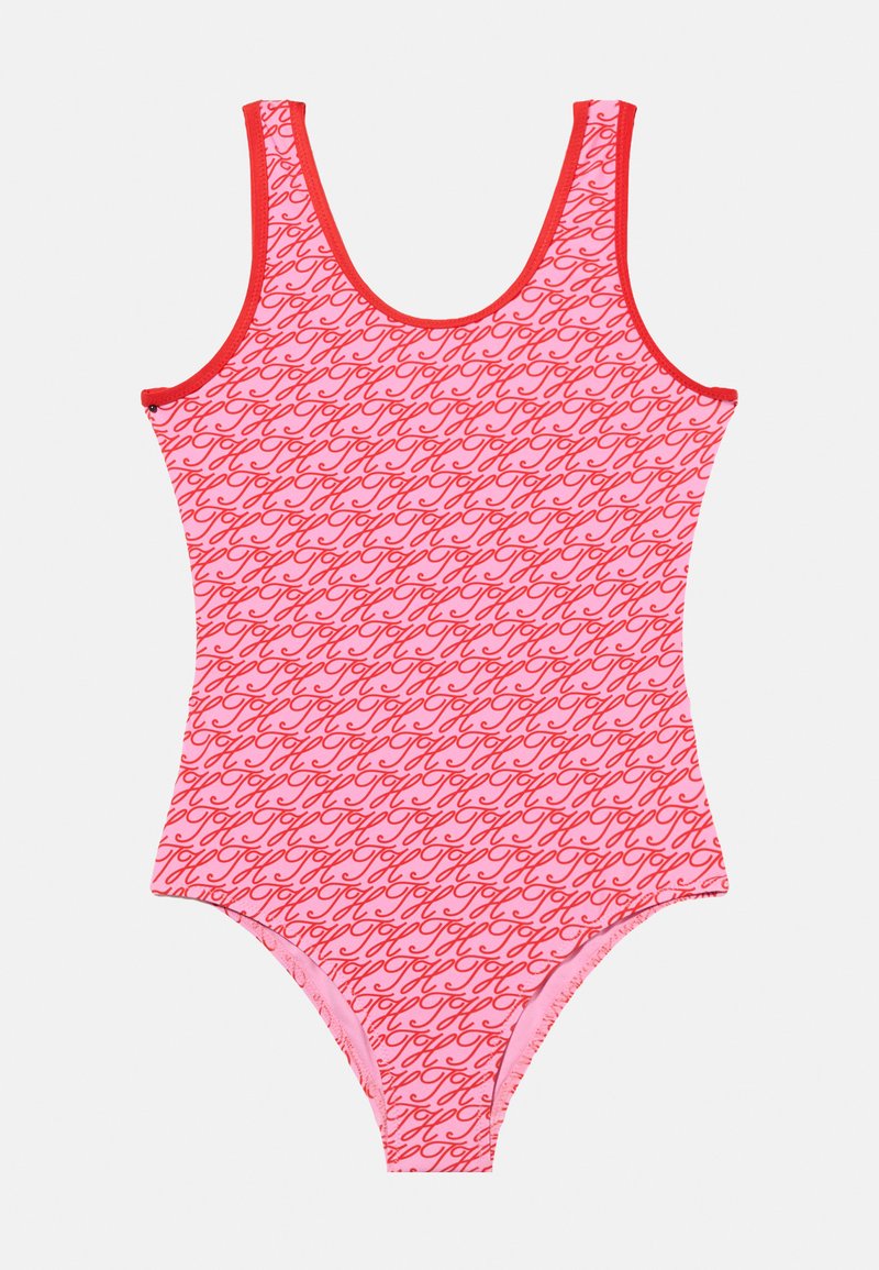 Ροζ ολόσωμο μαγιό με μοτίβο μονόγραμμα σε κόκκινο χρώμα και κόκκινη επένδυση κατά μήκος της λαιμόκοψης και των ανοικτών πλευρών των μανικιών.