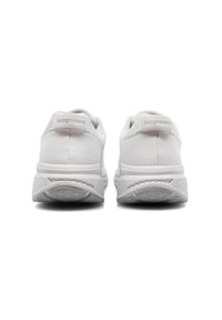 Vitaid ny sneakers i vitt med ett texturerat meshovandel, dämpad sula och subtila logotyper på hälen. Mönster synligt på sulan.