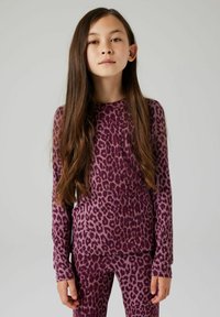 Lila Leopardenmuster-Pyjamas aus weichem Stretchmaterial mit langen Ärmeln und Rundhalsausschnitt, getragen mit passgenauen Hosen.