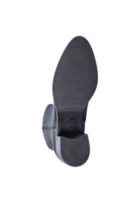 Zwarte leren schoen met een textuur op de zool en een ronde neuzen. Heeft een gedeeltelijke hak en zichtbare stikseldetails aan de zijkant.