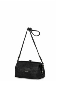 Černá kabelka s texturovaným povrchem, zaobleným tvarem a mašlí na popruhu. Obsahuje akcenty z pozlaceného kovu. Zapínání na zip na vrchu.