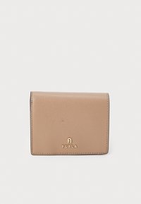 Portefeuille en cuir beige avec une finition texturée, affichant un logo doré sur le devant. Forme rectangulaire compacte avec des coins arrondis.
