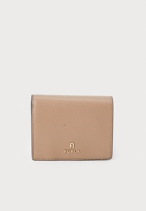 Portefeuille en cuir beige avec une finition texturée, affichant un logo doré sur le devant. Forme rectangulaire compacte avec des coins arrondis.