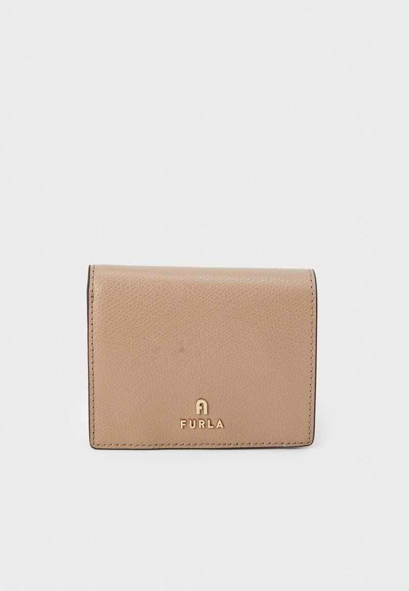 Portefeuille en cuir beige avec une finition texturée, affichant un logo doré sur le devant. Forme rectangulaire compacte avec des coins arrondis.