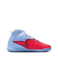 Nike sko med en lyseblå syntetisk overdel, der har røde strukturerede detaljer og et sort logo. Designet med en mid-top form og gummisål.