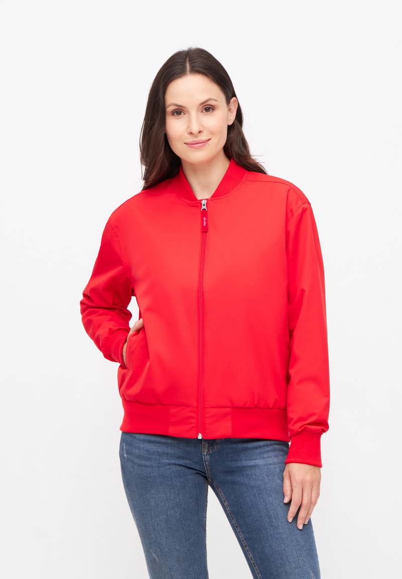 Röd bomberjacka i mjukt tyg, med dragkedja fram, ribbade muddarna och midjan, två sidofickor och rundad krage.